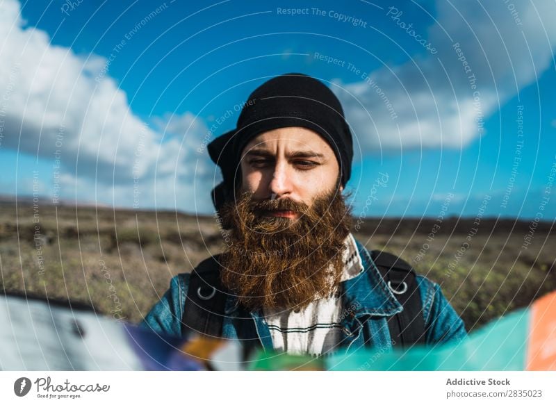 Tourist Mann mit Karte Feld Landkarte Navigation verirrt Rucksack stehen ruhen Wolken Natur Landschaft natürlich Lanzarote Spanien Aussicht
