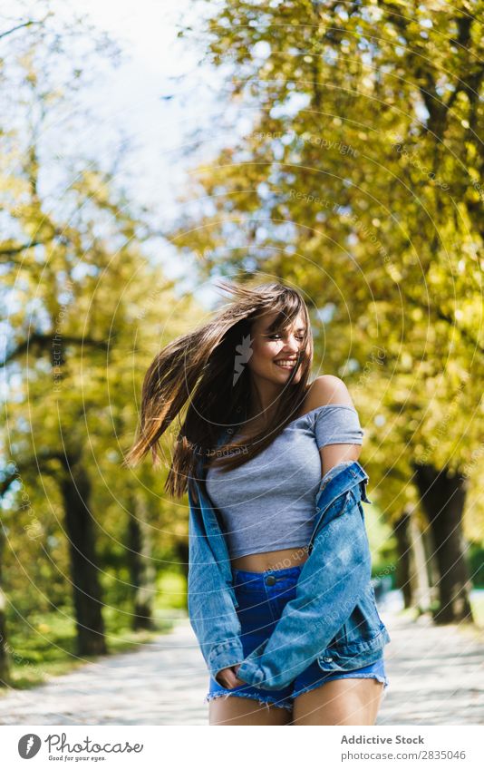 Fröhliche Frau beim Spaziergang im Park Herbst laufen Lächeln hübsch Natur Mädchen Lifestyle Jahreszeiten gelb Freizeit & Hobby Baum Jugendliche Glück Blatt