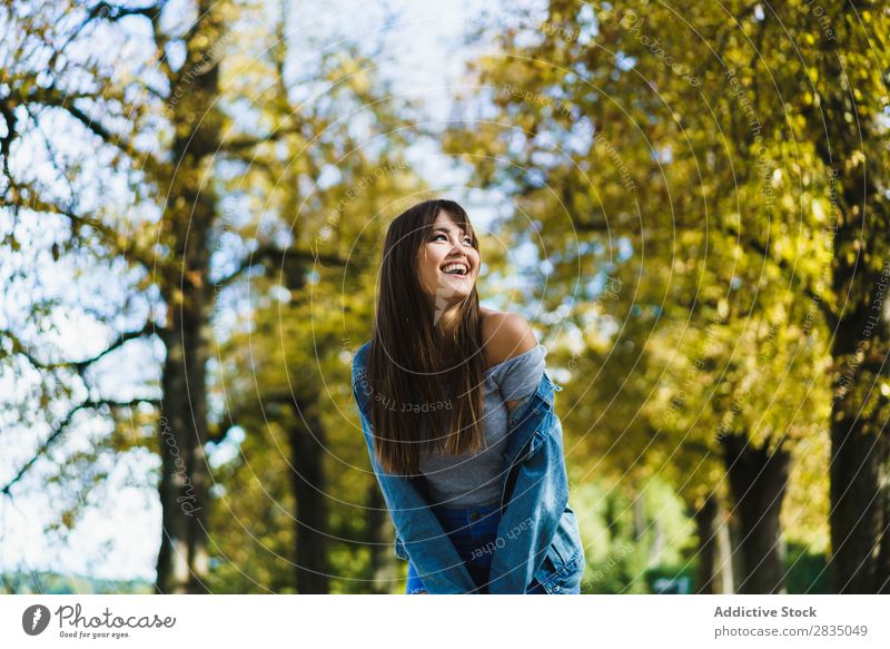 Fröhliche Frau beim Spaziergang im Park Herbst laufen Lächeln hübsch Natur Mädchen Lifestyle Jahreszeiten gelb Freizeit & Hobby Baum Jugendliche Glück Blatt