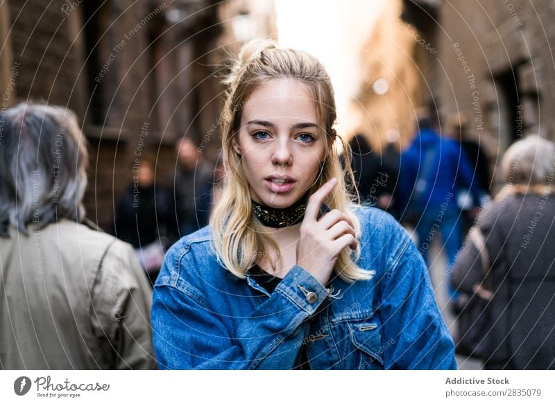 Person in einer überfüllten Straße, die auf die Kamera schaut. Jugendliche Frau Blick in die Kamera schön Beautyfotografie Porträt Mensch Kaukasier attraktiv