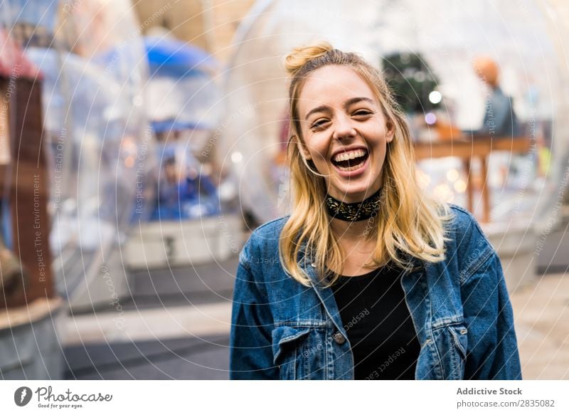 Lachende Frau auf der Straße lachen Jugendliche schön Beautyfotografie Blick in die Kamera Textfreiraum Porträt Mensch Kaukasier attraktiv hübsch Gesundheit