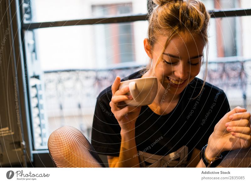 Lächelnde Frau hält heiße Tasse in der Hand. Dame Jugendliche Becher trinken schön Beautyfotografie Porträt Mensch Textfreiraum Kaukasier attraktiv hübsch