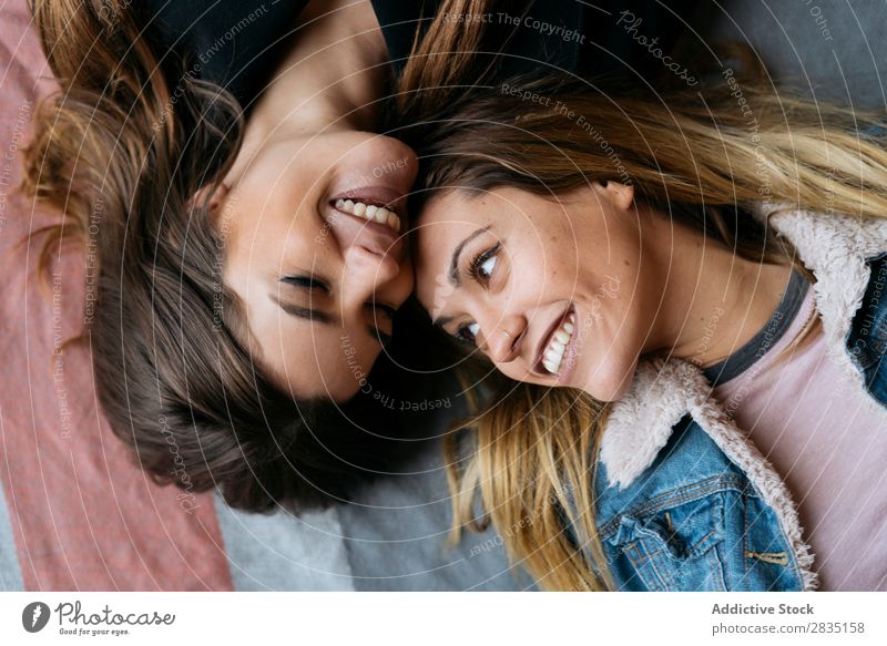 Lächelnd liegende Frauen Paar legen Glück Homosexualität alternativ Liebe Mensch Kaukasier Jugendliche Partnerschaft schön Freundin Zusammensein romantisch
