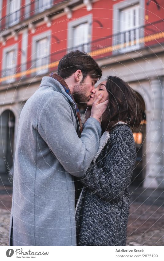 Junges liebes Paar küssend Küssen Augen geschlossen Umarmen Madrid Spanien Playa Bürgermeisterin Mensch heiter Freude Jugendliche Frau Mann Liebe Partnerschaft