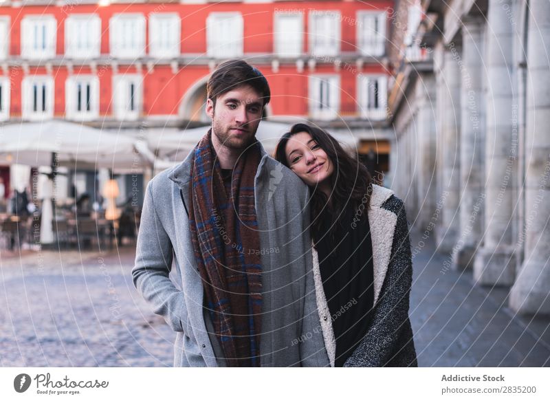 Glückliches Paar beim Gehen laufen Blick in die Kamera Mensch heiter Madrid Spanien Playa Bürgermeisterin Freude Jugendliche Frau Mann Liebe Partnerschaft 2