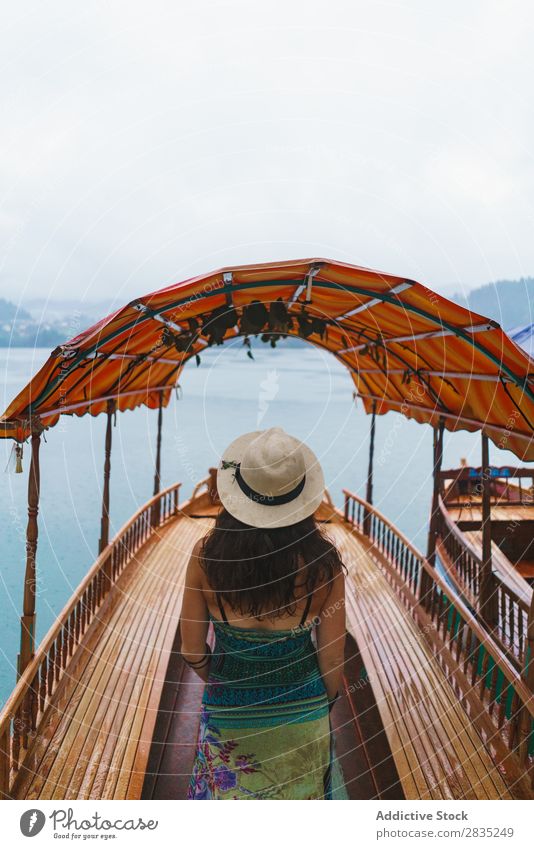 Frau auf dem Boot auf dem See hübsch stehen fliegend Gefäße Hut Küste Aussicht Natur Wasser Landschaft Sommer blau grün schön Szene Ferien & Urlaub & Reisen