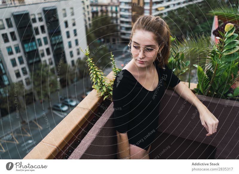 Junges Modell auf der Terrasse Frau Körperhaltung heiter selbstbewußt genießen Erholung Freizeit & Hobby Freiheit Sommer frisch Aktion ruhig entspannend