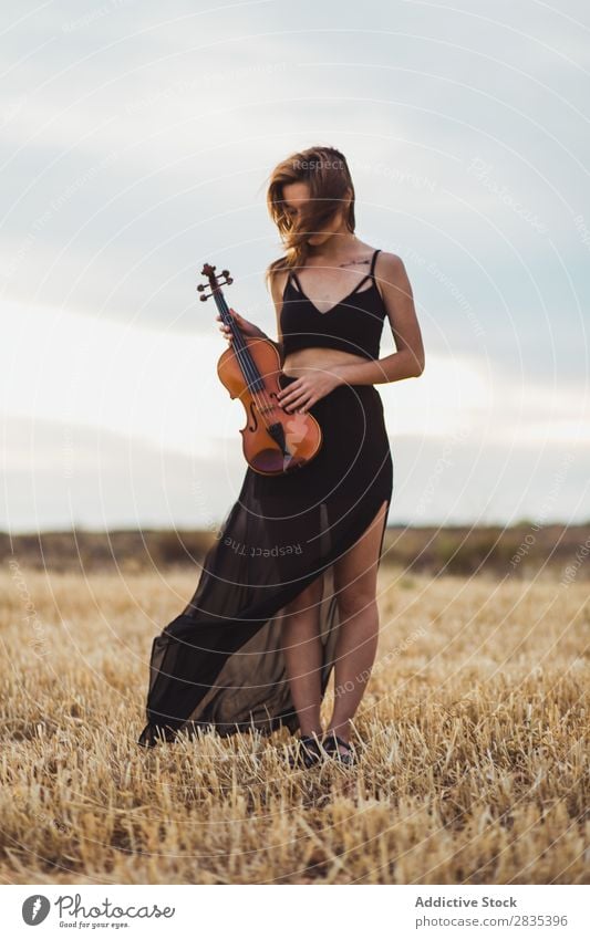 Nackte Frau, die mit Geige posiert. - ein lizenzfreies 