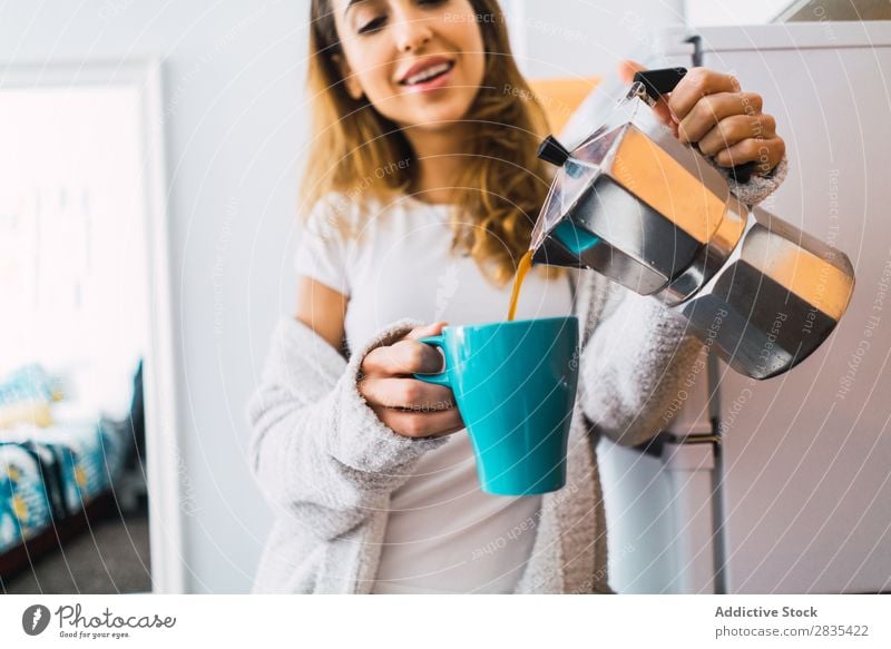 Hübsche Frau beim Kaffee trinken hübsch heimwärts Jugendliche Tasse Gießen gebraut Körperhaltung Porträt schön Lifestyle Beautyfotografie attraktiv Dame Raum