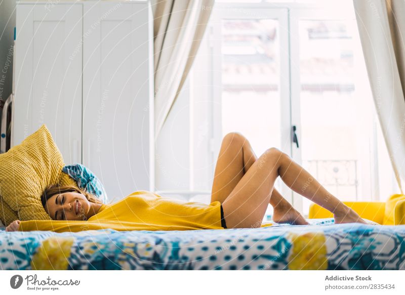 Verführerische Frau auf dem Bett liegend hübsch heimwärts Jugendliche Körperhaltung Vergnügen genießen Biegen Orgasmus verführerisch Leidenschaft Versuchung
