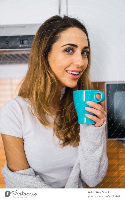 Frau beim Heißgetränk in der Küche hübsch heimwärts Jugendliche Kaffee Tasse trinken sitzen gebraut Körperhaltung Porträt schön Lifestyle Beautyfotografie