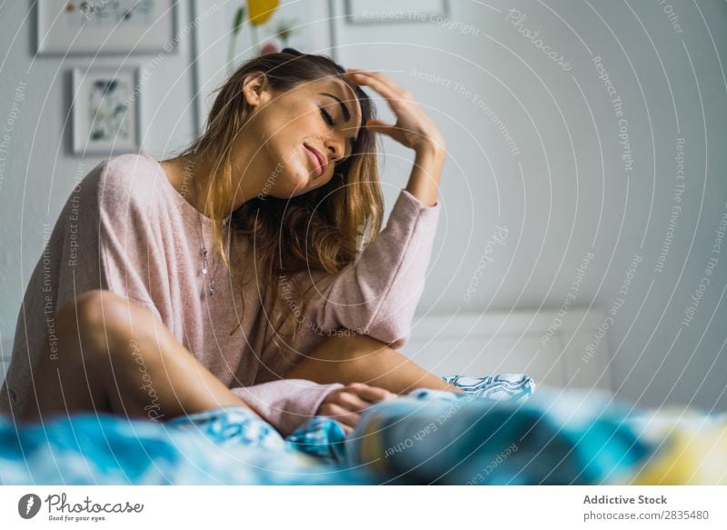 Junge Frau im Bett liegend hübsch heimwärts Jugendliche gemütlich Schlafzimmer Körperhaltung Porträt schön Lifestyle Beautyfotografie attraktiv Dame Raum Mensch