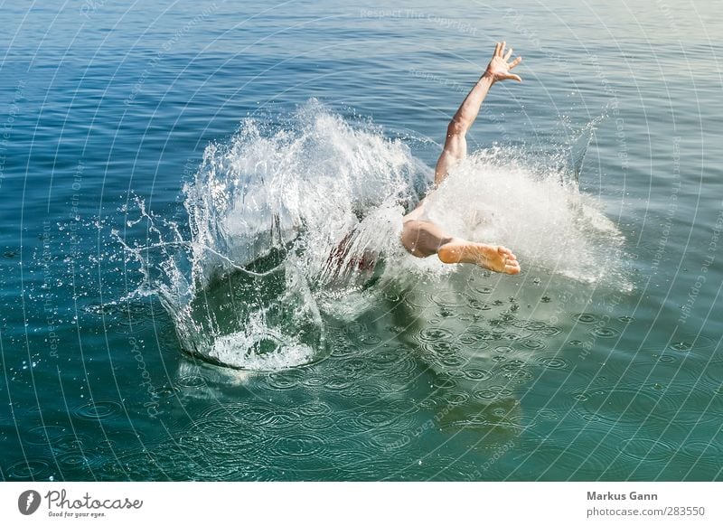 Sprung in das kalte Wasser Sommer Meer Schwimmen & Baden Mensch maskulin Mann Erwachsene 1 30-45 Jahre springen blau Beginn spritzen Wassersport Freude Bewegung