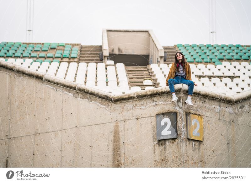 Junges süßes Mädchen in einem verlassenen Stadion Jugendliche Einstellung niedlich schön Verlassen Zuschauerraum kalt Winter Flugzeugsitz Porträt