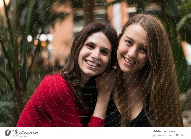 Porträt von zwei fröhlichen Frauen hübsch Freundschaft Freude Blick in die Kamera Zusammensein laufen heiter Lächeln schön Körperhaltung Beautyfotografie Mensch