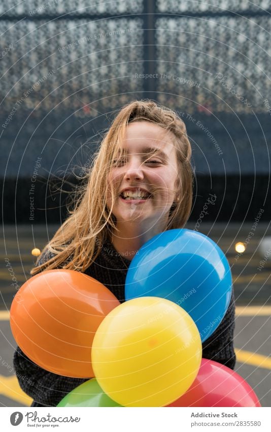 Junges Mädchen in Barcelona Frau Ballons rennen springend Spaß Haufen farbenfroh hell hübsch heiter Glück freudig Lächeln Fröhlichkeit Reflexion & Spiegelung