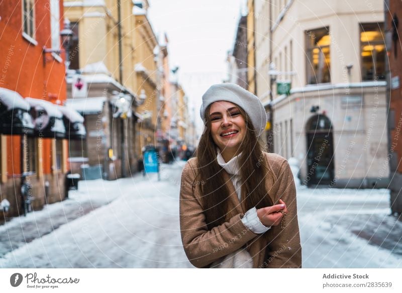 Attraktive Frau auf verschneiter Straße Stil modisch Jugendliche Blick in die Kamera hübsch Schnee Winter kalt Mantel Coolness Mode Großstadt Model schön