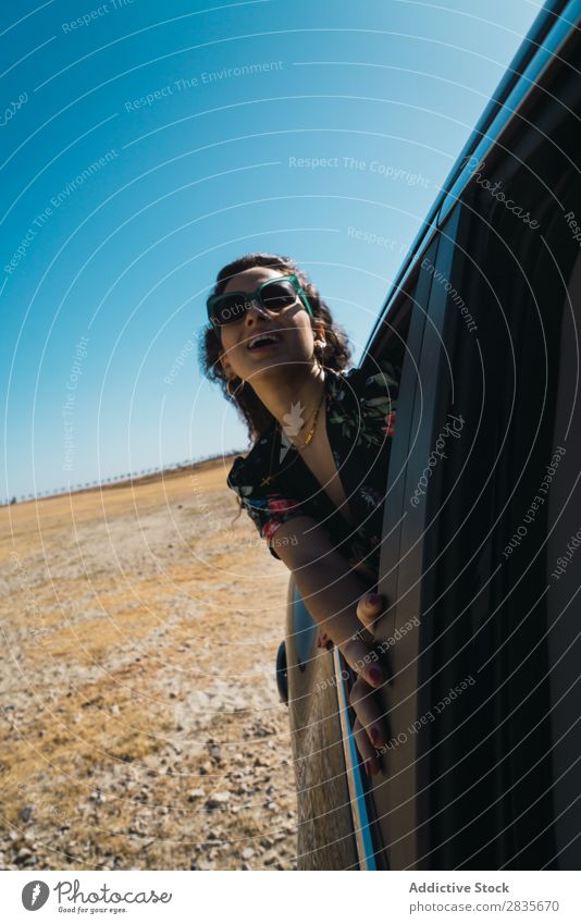 Frau genießt das Autofahren in der Wüste PKW Freiheit Wind Fenster Geschwindigkeit Beautyfotografie Fahrzeug wehendes Haar Verkehr Freude Umwelt