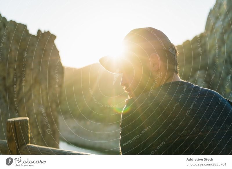 Selbstbewusster Mann auf der felsigen Terrasse Reisender Erholung Klippe Panorama (Bildformat) Körperhaltung selbstbewußt Fernweh Sonnenlicht maskulin
