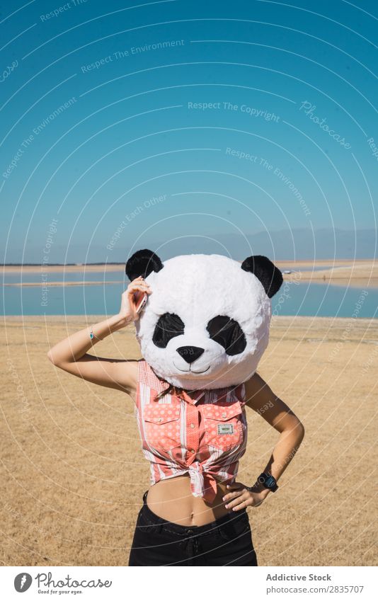 Frau mit Pandahut auf der Natur Hut Kreativität Kostüm reisend anhaben Spaß haben Landschaft Erholung Fernweh künstlich Stil Pose Ferien & Urlaub & Reisen
