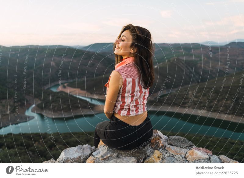 Stilvolle Frau in malerischer Landschaft Panorama (Bildformat) Körperhaltung Ausflugsziel Freiheit Abenteuer Tourismus Reisender Freizeit & Hobby schön