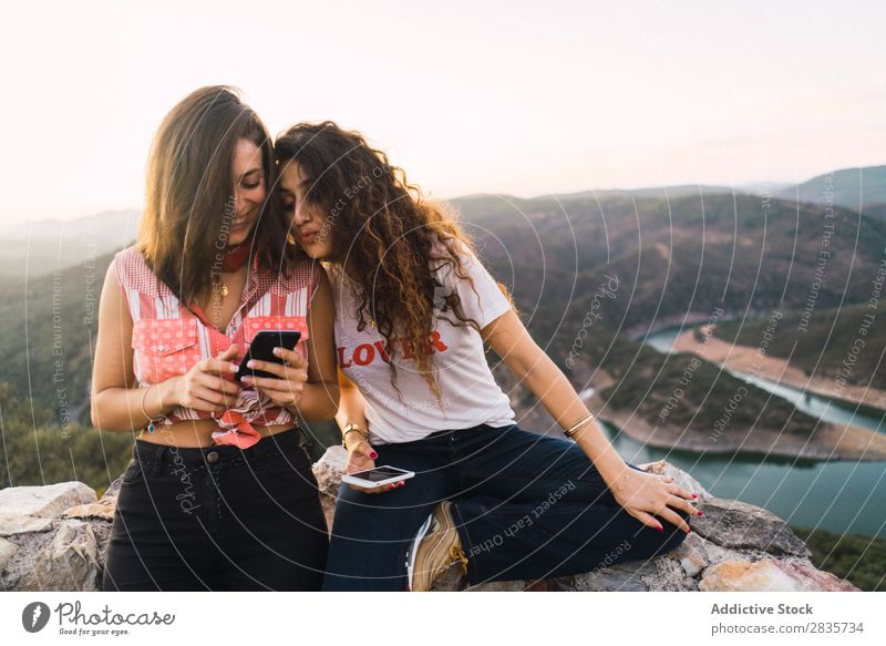 Stylische Frauen beim Telefonieren in einer atemberaubenden Landschaft Natur Berge u. Gebirge Zeitpunkt heiter Panorama (Bildformat) Sommer PDA Fernweh