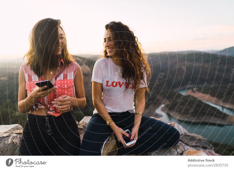 Stilvolle Frauen, die sich in einer atemberaubenden Landschaft vergnügen. Selfie Natur Berge u. Gebirge Zeitpunkt heiter Panorama (Bildformat) Sommer PDA