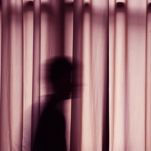 Vorhang-Gang Mensch 1 gehen Unschärfe Bewegung Bewegungsunschärfe schwarz rosa Faltenwurf Silhouette Licht Schatten unheimlich Verstand Geister u. Gespenster