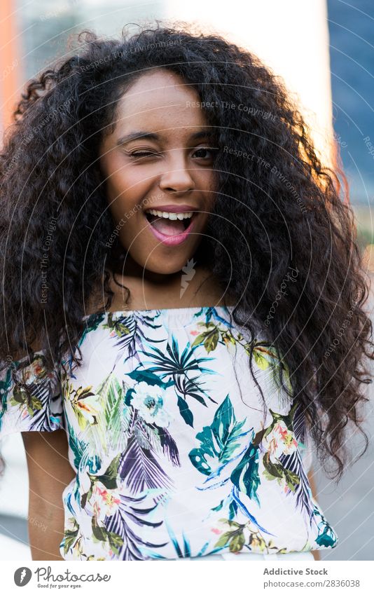 Ausdrucksstarkes, zwinkerndes Mädchen Frau hübsch Jugendliche Porträt Zwinkern expressiv emotional Blick in die Kamera schwarz Afrikanisch Großstadt Stadt