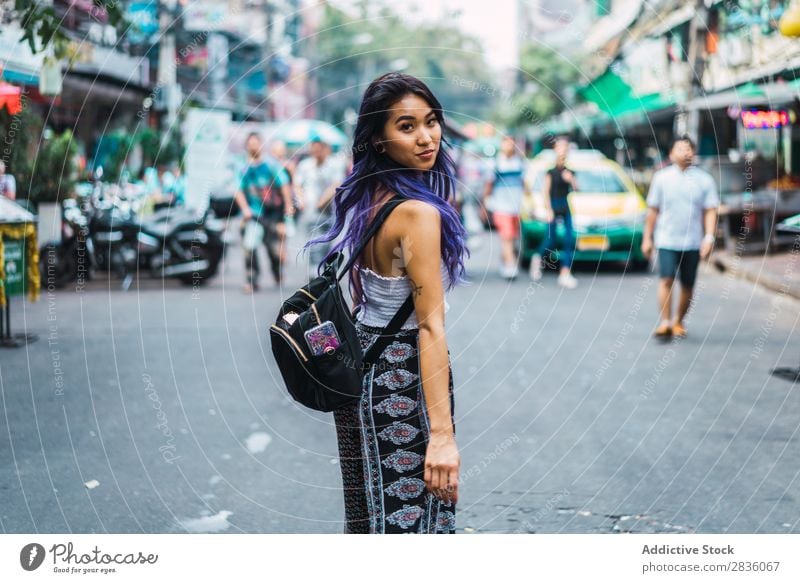 Frau mit lila Haaren auf der Straße hübsch Jugendliche schön träumen Porträt Behaarung purpur asiatisch Östlich Mode attraktiv Großstadt Mensch Lifestyle
