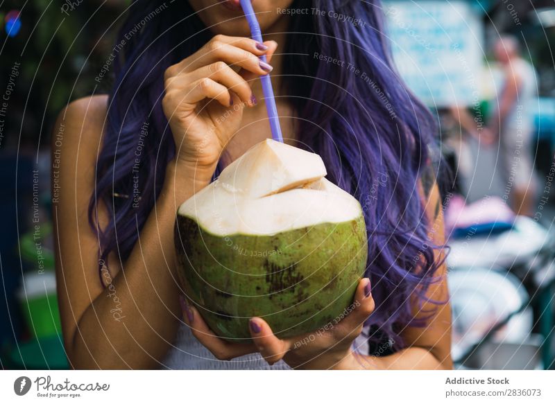 Asiatin trinkt aus Kokosnuss Frau hübsch Straße Jugendliche schön Porträt trinken Trinkhalm Behaarung purpur asiatisch Östlich Mode attraktiv Großstadt Mensch