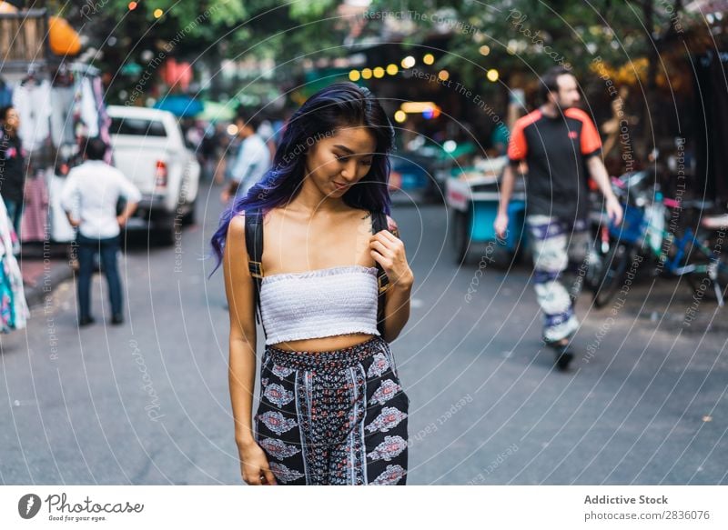 Frau mit lila Haaren auf der Straße hübsch Jugendliche schön träumen Porträt Behaarung purpur asiatisch Östlich Mode attraktiv Großstadt Mensch Lifestyle