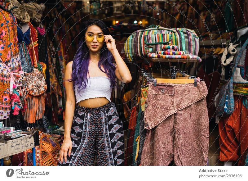 Hübsche sianische Frau im Kleiderladen hübsch Straße Jugendliche Lager kaufen Bekleidung Sonnenbrille schön Porträt Behaarung purpur asiatisch Östlich Mode