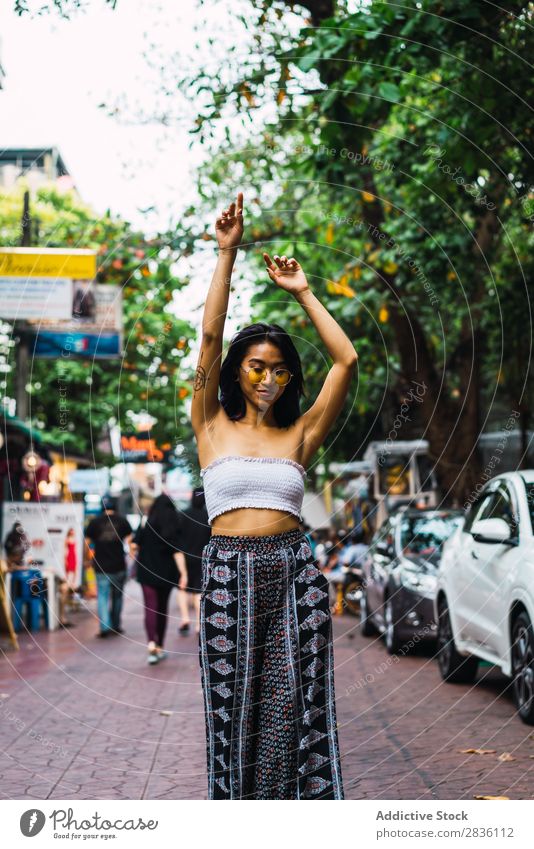 Hübsche asiatische Frau auf der Straße hübsch Jugendliche schön Porträt Behaarung purpur Sonnenbrille Östlich Mode attraktiv Großstadt Mensch Lifestyle