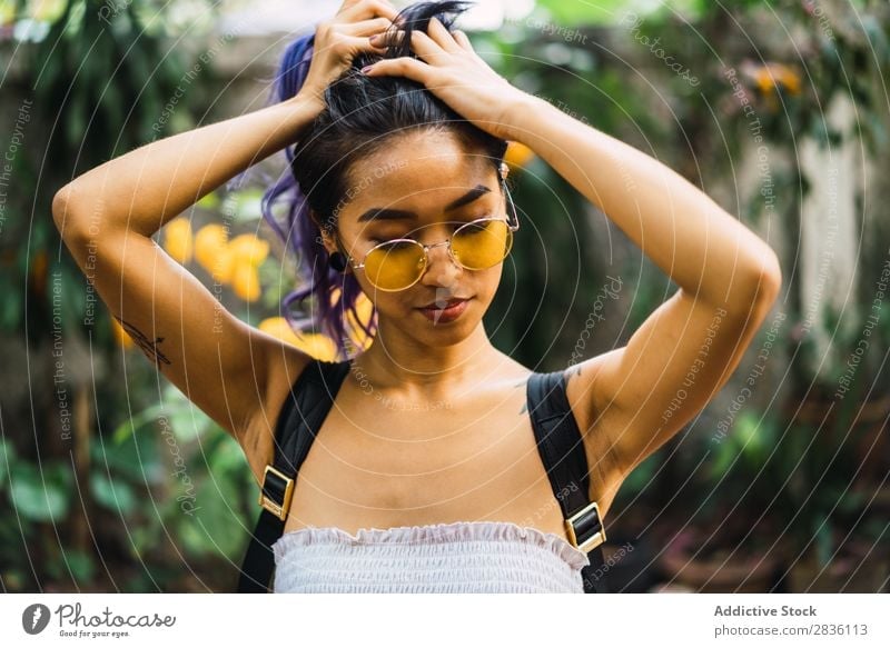 Asiatin mit Haaren Frau hübsch Jugendliche schön Porträt Park Behaarung Kulisse Sonnenbrille purpur asiatisch Östlich Mode attraktiv Großstadt Mensch Lifestyle