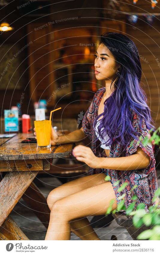 Frau mit Smartphone im Café hübsch Jugendliche schön Porträt Saft trinken PDA Browsen Behaarung purpur asiatisch Östlich Mode attraktiv Großstadt Mensch