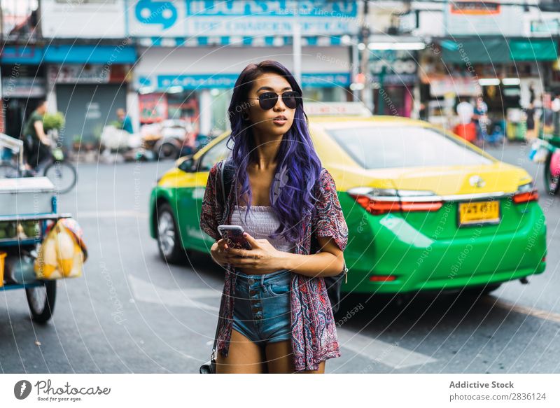 Hübsche asiatische Frau auf der Straße hübsch Jugendliche schön Porträt Behaarung purpur Sonnenbrille Östlich Mode attraktiv Großstadt Mensch Lifestyle
