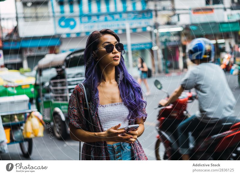 Asiatin mit Telefon auf der Straße Frau hübsch Jugendliche schön PDA Apparatur Gerät Sonnenbrille Porträt Behaarung purpur asiatisch Östlich Mode attraktiv