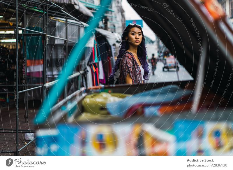 Hübsche Frau im Müllcontainer hübsch Straße Jugendliche schön Porträt Behaarung purpur asiatisch Östlich Mode attraktiv Großstadt Mensch Lifestyle