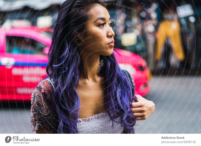 Hübsche asiatische Frau auf der Straße hübsch Jugendliche schön Porträt Behaarung purpur Östlich Mode attraktiv Großstadt Mensch Lifestyle Beautyfotografie