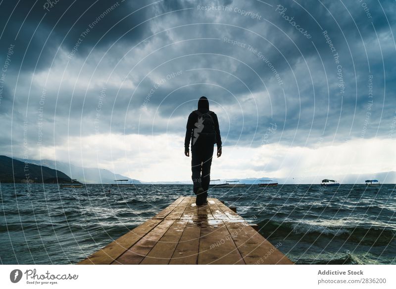 Anonymer Mann, der auf dem Pier posiert. Unwetter Meer Freiheit dramatisch Furchtlosigkeit Natur Spiritualität Genuss Fröhlichkeit Landschaft Küste stehen