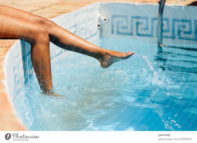 Beine einer Frau, die das Wasser eines Swimmingpool-Spas genießt. Lifestyle Glück schön Körper Haut Erholung Schwimmbad Freizeit & Hobby