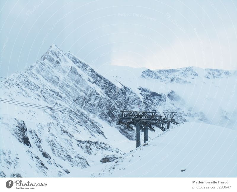 Träger eines Skilifts in eisiger Berglandschaft Abenteuer Expedition Winter Schnee Winterurlaub Berge u. Gebirge Wintersport Skipiste Wolken Nebel Alpen Gipfel