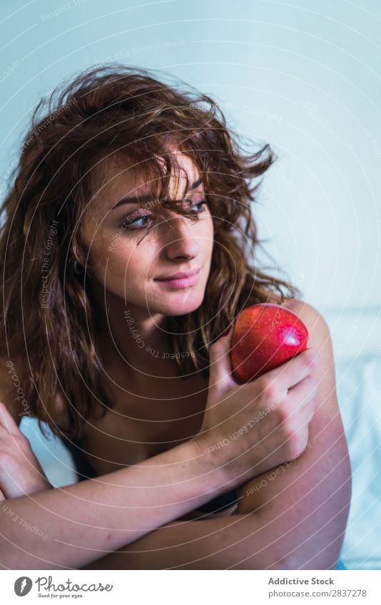Attraktive Frau mit Apfel heimwärts hübsch Lebensmittel träumen besinnlich Jugendliche Körperhaltung Erholung Porträt schön Lifestyle Beautyfotografie attraktiv