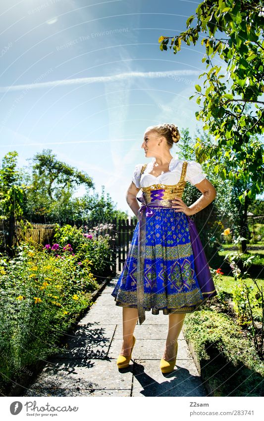 Madl II Stil Oktoberfest feminin Junge Frau Jugendliche 18-30 Jahre Erwachsene Landschaft Wolkenloser Himmel Sonne Sommer Baum Sträucher Garten Kleid