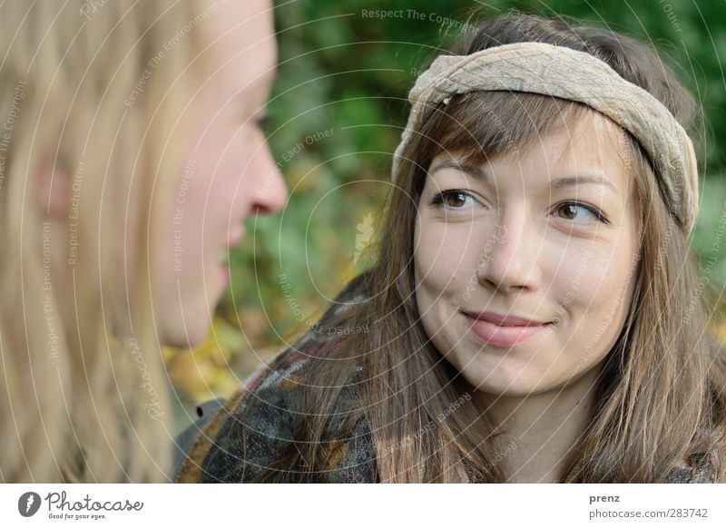 be happy Mensch feminin Junge Frau Jugendliche Erwachsene Kopf 2 18-30 Jahre grau grün Stirnband Farbfoto Außenaufnahme Textfreiraum unten Tag