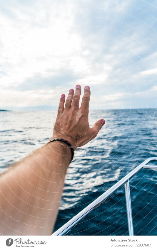 Getreide männliche Hand auf dem Hintergrund des Ozeans Mann Wasserfahrzeug Abenteuer Meer Segelboot Sommer träumen Körperteil Stil Außenaufnahme Erholung