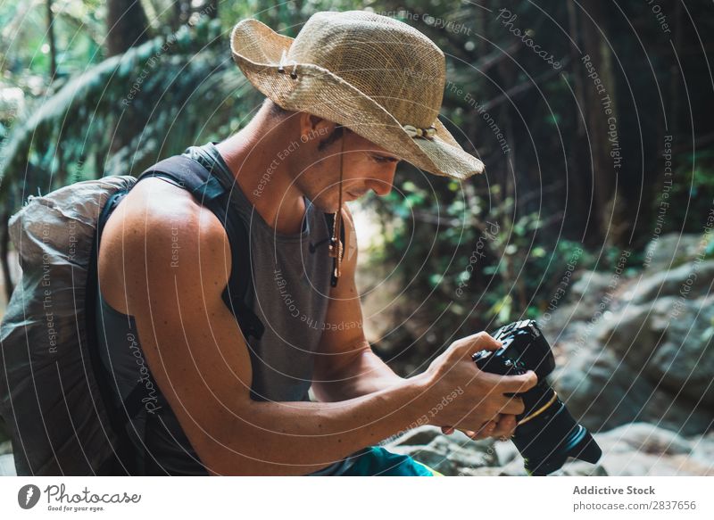 Attraktive erwachsene Mann Einstellung Kamera Fotograf Urwald Tourist Erwachsene benutzend Kulisse professionell Ferien & Urlaub & Reisen Wald Natur Tourismus