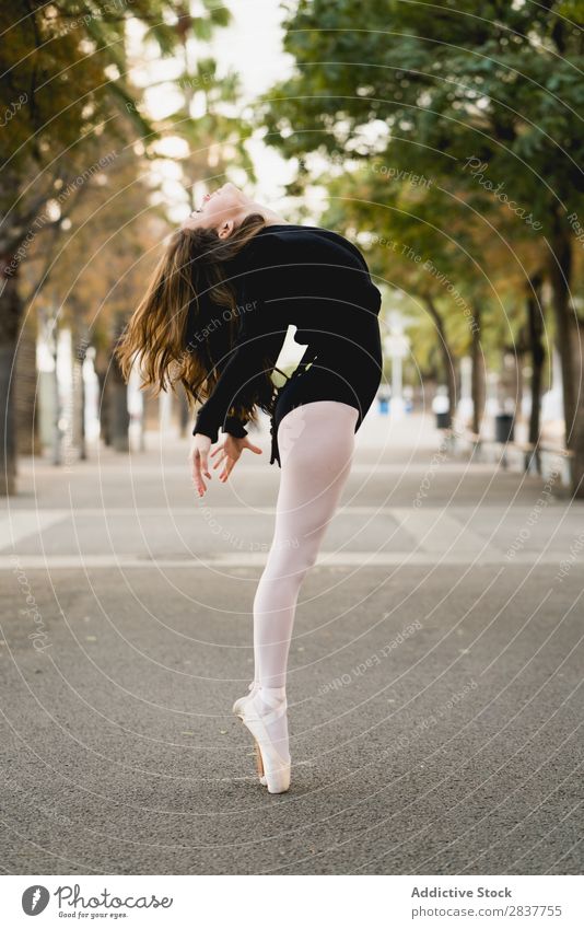 Seitenansicht der Balletttänzerin Frau beweglich Stadt Sport Jugendliche Park gymnastisch Bewegung Anlegestelle Tanzen Leistung Körperhaltung Großstadt Aktion