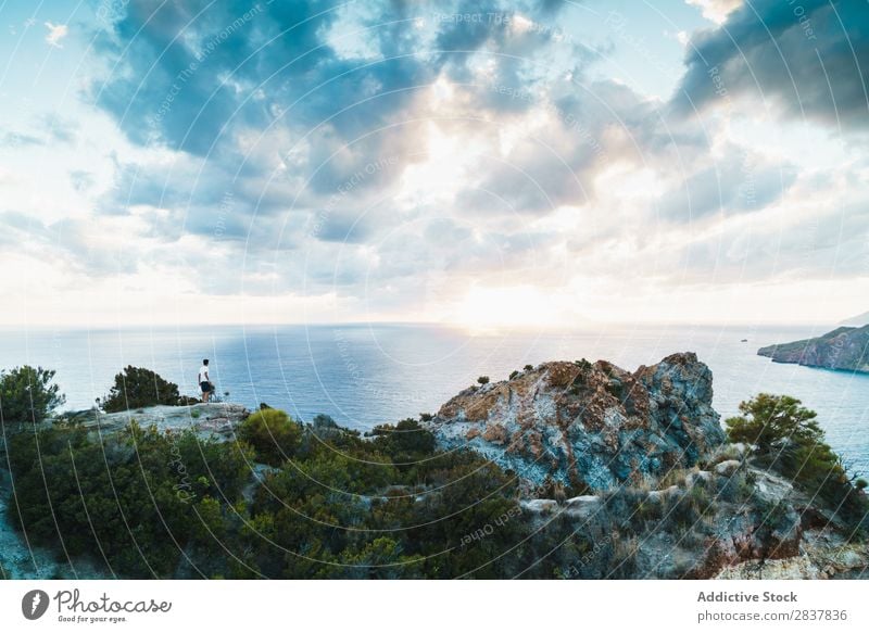 Mann steht auf einer malerischen Landschaft Reisender Meer Klippe Körperhaltung harmonisch Erholung Natur Panorama (Bildformat) Ferien & Urlaub & Reisen